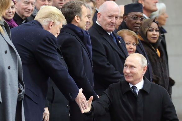З «карлика» Путіна кепкують у мережі через його рукостискання з Трампом