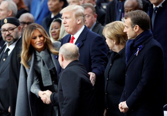 З «карлика» Путіна кепкують у мережі через його рукостискання з Трампом