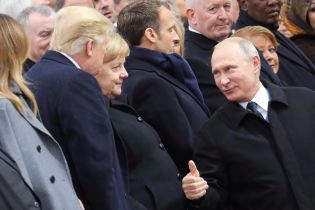 Трамп і Путін у Парижі потиснули одне одному руки