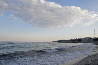 В Одесі дівчина загинула після того, як її змило з пірсу у море