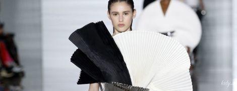 Чорно-біла зі сріблом: ефектна колекція Balmain сезону весна-літо 2019