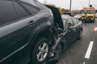 Из-за ДТП между Lexus и Infinity Северный мост в Киеве стоял в огромной пробке
