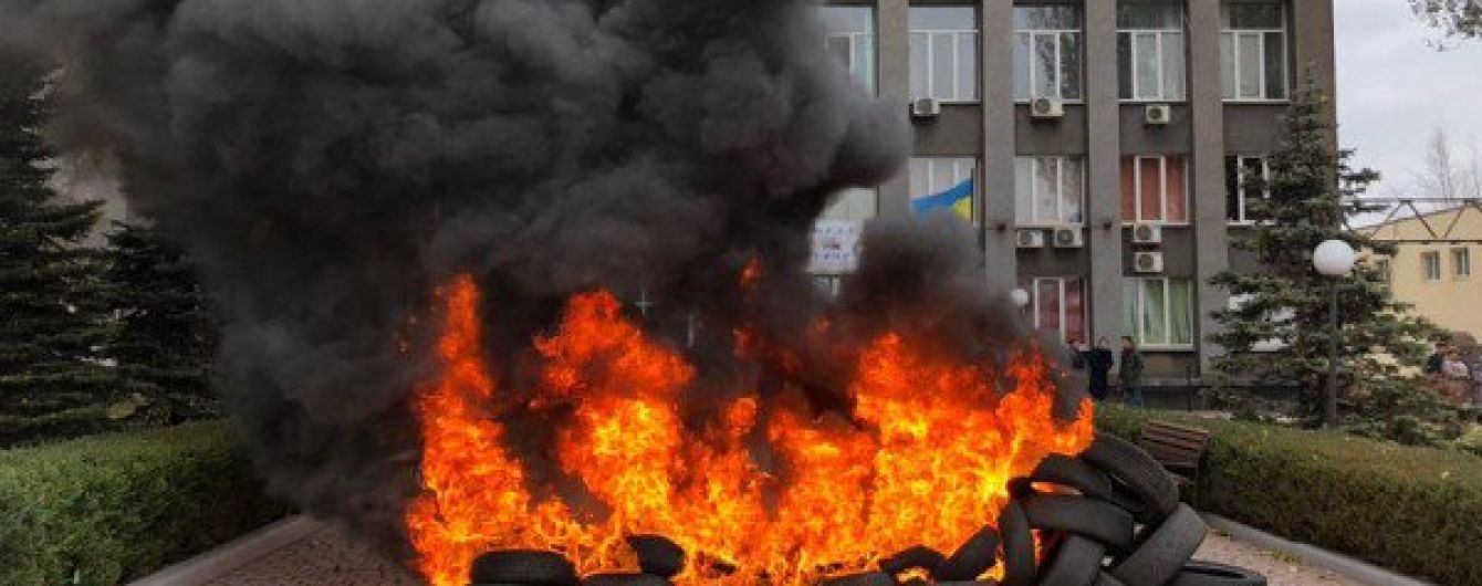 У Кривому Розі розлючені відсутністю опалення містяни підпалили шини під офісом "Криворіжгазу"