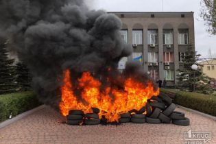 У Кривому Розі розлючені відсутністю опалення містяни підпалили шини під офісом "Криворіжгазу"