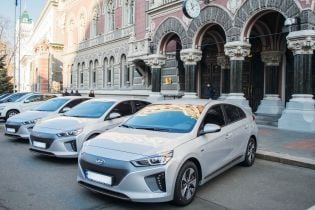 Нацбанк пополнил автопарк электрокарами Hyundai Ioniq