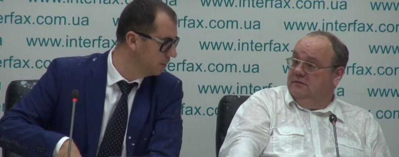 В Киеве неизвестные ворвались в помещение информагентства и облили кефиром спортивного журналиста
