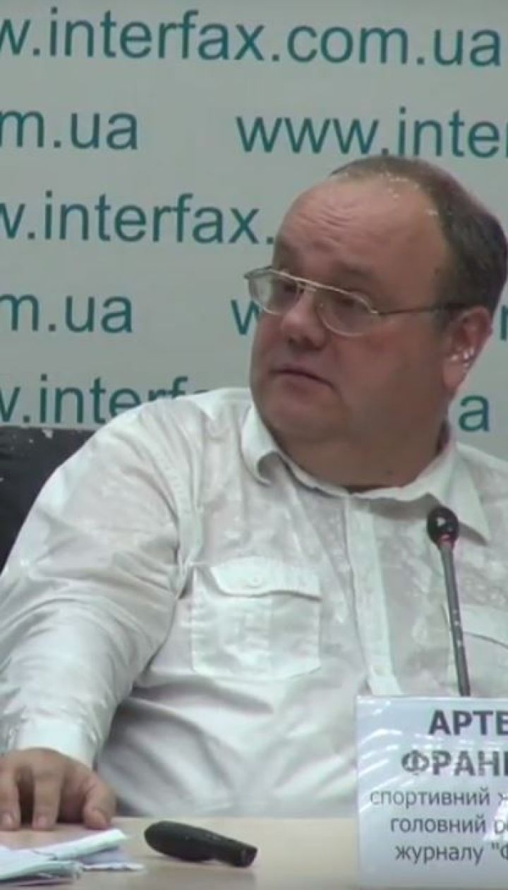 В Киеве неизвестные ворвались в помещение информагентства и облили кефиром спортивного журналиста
