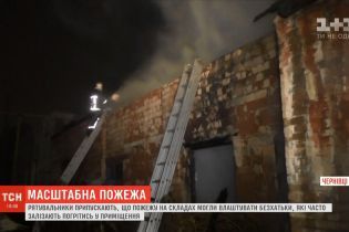 Пожежники підозрюють безхатьків у підпалі складів на околиці Чернівців