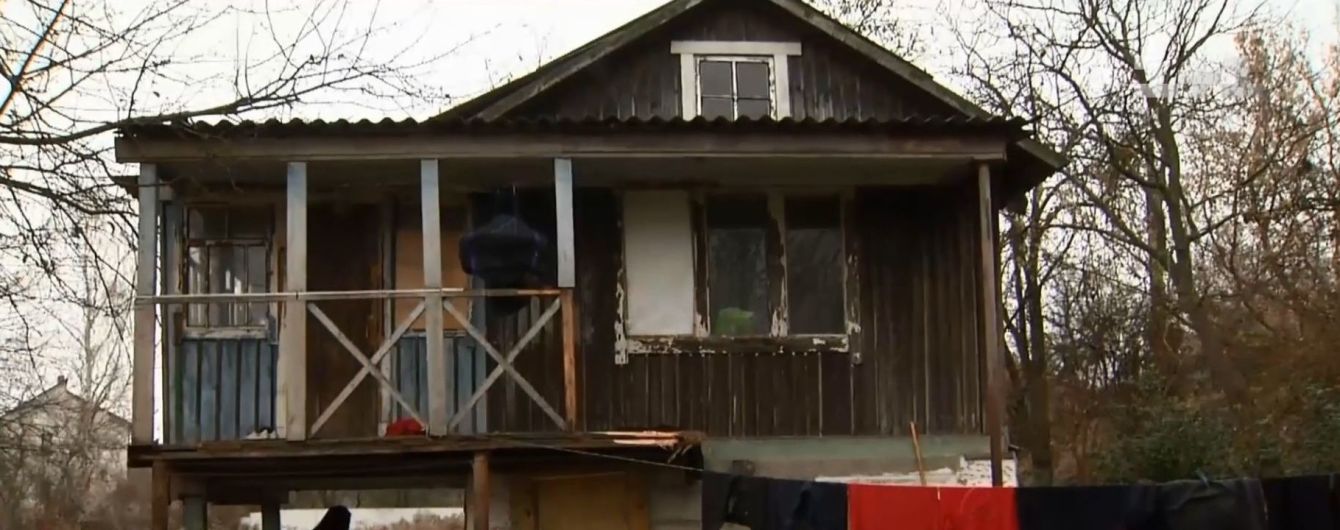 У Києві в жінки забрали трьох доньок за тримання їх у нелюдських умовах