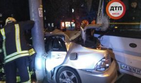 В Киеве автобус "вмял" Lexus в столб, водитель легковушки в тяжелом состоянии