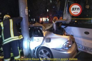 В Киеве автобус "вмял" Lexus в столб, водитель легковушки в тяжелом состоянии
