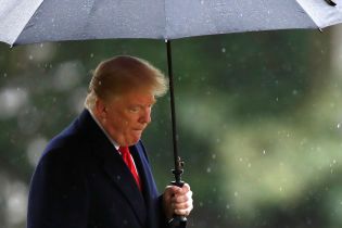 Дощ проти Трампа. Французькі солдати поглузували з президента США
