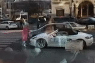 Жаль до слез. В центре Киева блондинка обрисовали и разбила спорткар Porsche