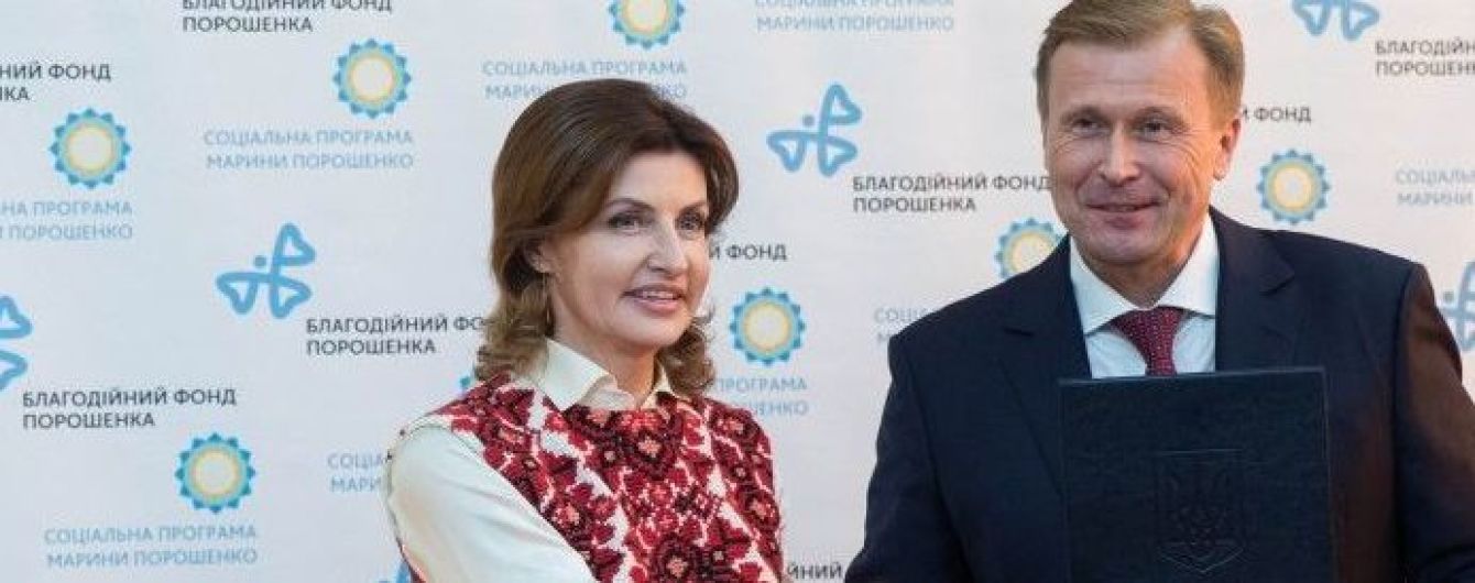 В безрукавке с красивой вышивкой и на шпильках: Марина Порошенко в Ивано-Франковской области