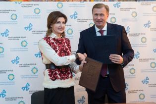 В безрукавке с красивой вышивкой и на шпильках: Марина Порошенко в Ивано-Франковской области