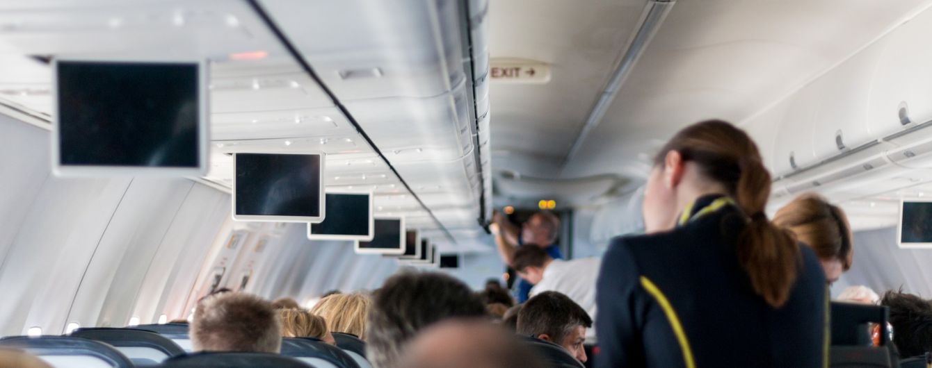 Стюардессу подбросило к потолку, а кипяток разлился на пассажиров: Boeing 737 попал в зону турбулентности