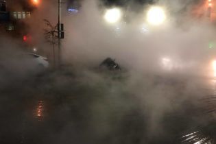 В центре Киева прорвало трубу с кипятком: под асфальт провалилось авто