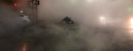 У центрі Києва прорвало трубу з окропом: під асфальт провалилося авто