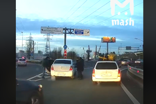 Як у 90-ті: у Москві посеред шосе банда обстріляла автомобіль