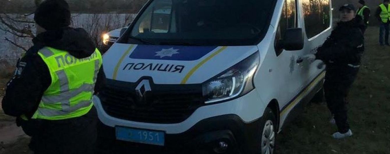 В Киеве на Оболони в машине нашли труп