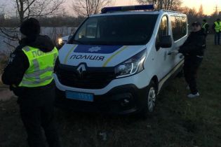 В Киеве на Оболони в машине нашли труп