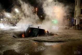 Масштабный прорыв теплосети парализовал движение в центре Киева