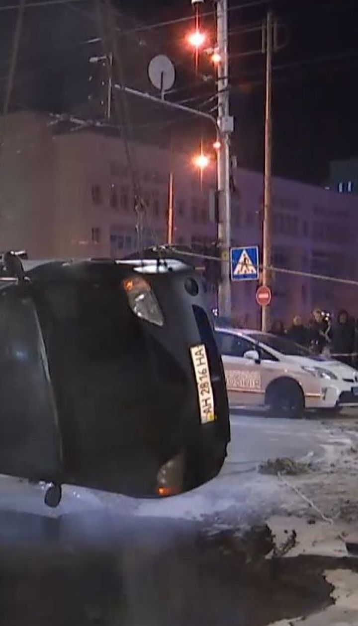 В центре Киева из-за прорыва теплотрассы такси ушло под асфальт
