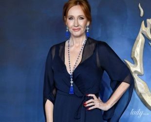 Это очень смело: 53-летняя "мама" Гарри Поттера Джоан Роулинг надела платье с глубоким декольте