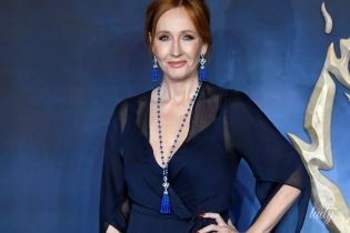 Это очень смело: 53-летняя "мама" Гарри Поттера Джоан Роулинг надела платье с глубоким декольте