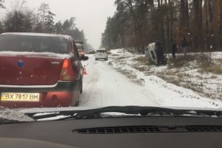 Под Киевом на заснеженной дороге в ДТП попали сразу 4 автомобиля