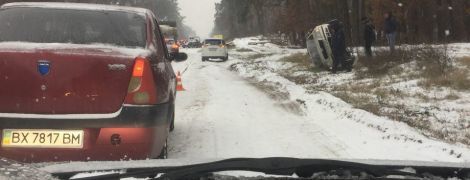 Під Києвом на засніженій дорозі в ДТП потрапили одразу 4 автомобілі