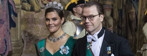 В изумрудном платье с глубоким декольте: кронпринцесса Виктория удивила вечерним образом