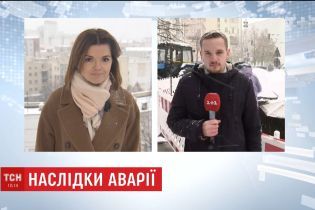 Негода уповільнює роботу комунальників над ліквідацією провалля у центрі столиці