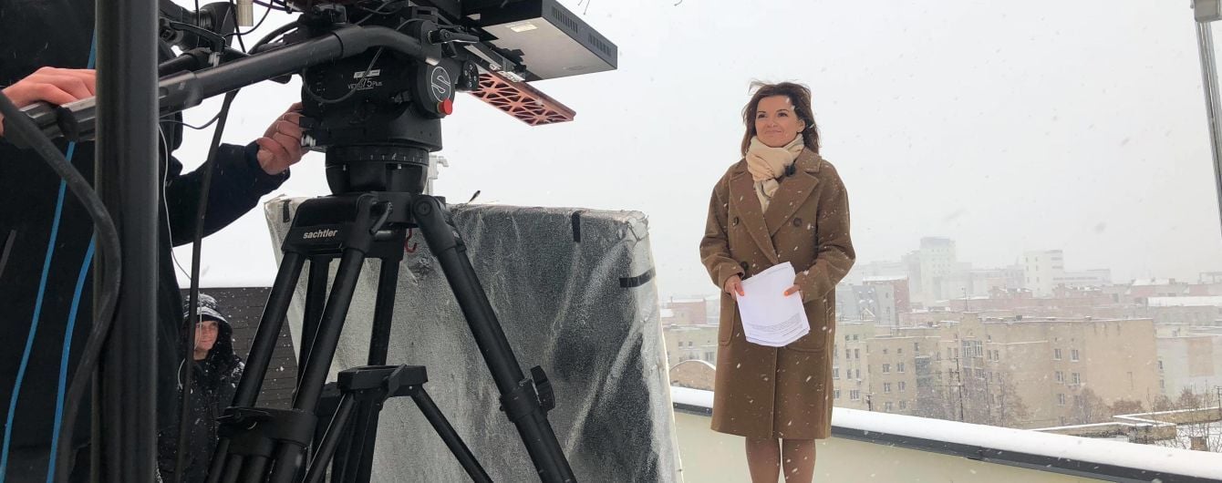 Ведущая Маричка Падалко в пальто и легких туфлях провела выпуск "ТСН" во время первого снега