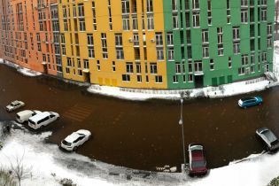 У Києві через прорив труби затопило житловий комплекс