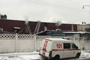 В Киеве несколько часов не могут потушить продуктовую базу