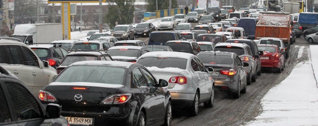 Через снігопад Київ застряг у дев’ятибальних заторах та ДТП
