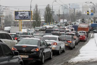 Из-за снегопада Киев застрял в девятибальных пробках и ДТП