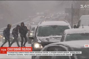Транспортний колапс і рекордна кількість ДТП: як столиця зустріла перший сніг