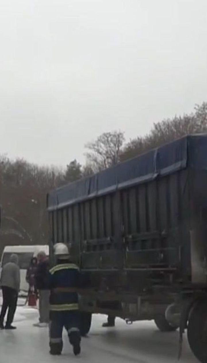 На Киевщине из-за гололеда грузовик с прицепом врезался в бензовоз