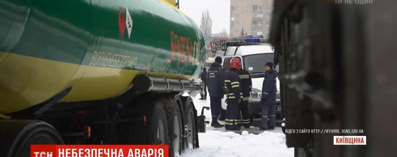 На Киевщине из-за гололеда грузовик въехал в бензовоз