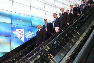 В Сингапуре полицейские заставили Путина пройти через металлоискатель. Он "зазвенел"