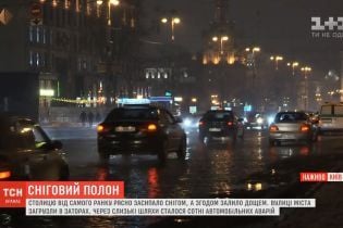 Коммунальщики расчистили от первого снега центр и отправились в спальные районы Киева
