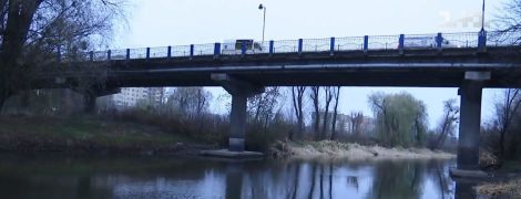 Неудачная попытка самоубийства: в Луцке вытащили из холодной реки дедушку, который прыгнул с моста