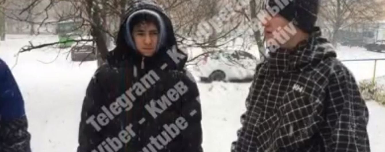 Київські підлітки задля розваги розпилювали в перехожих сльозогінний газ і знімали це на телефон