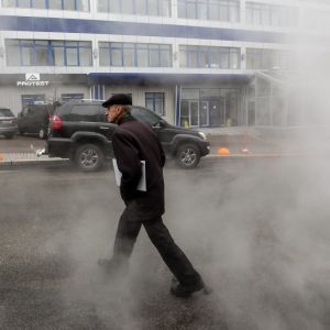 В центре Киева снова прорвало трубу – кипяток залил всю улицу