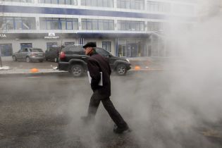 В центре Киева снова прорвало трубу – кипяток залил всю улицу