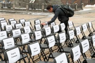Пустые стулья с именами политзаключенных. В центре Киева началась акция в поддержку пленников Кремля
