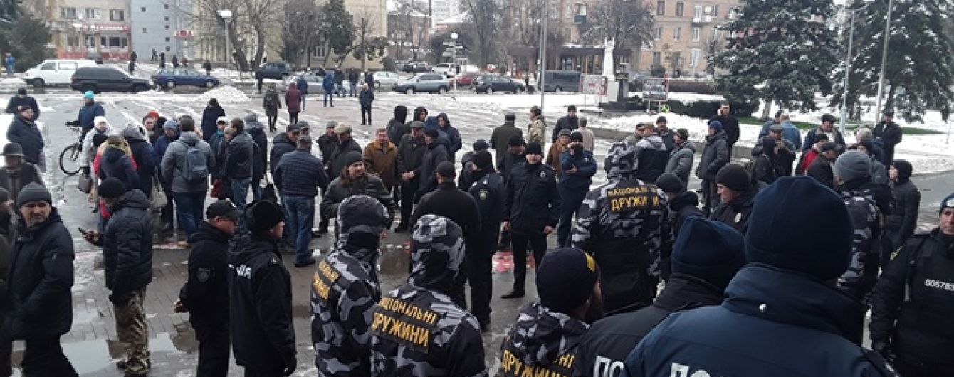 Столичний "десант", мітинг та екстрене засідання. Як Смілу та інші міста рятують від замерзання
