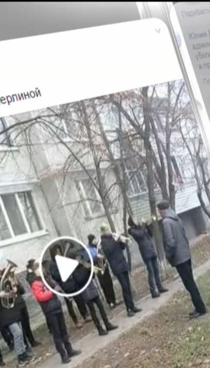 На Харьковщине чиновники с оркестром открывали обновленную детскую площадку